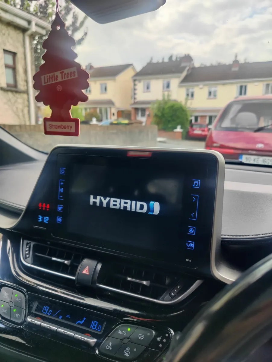Toyota C-HR 2018 - Image 2