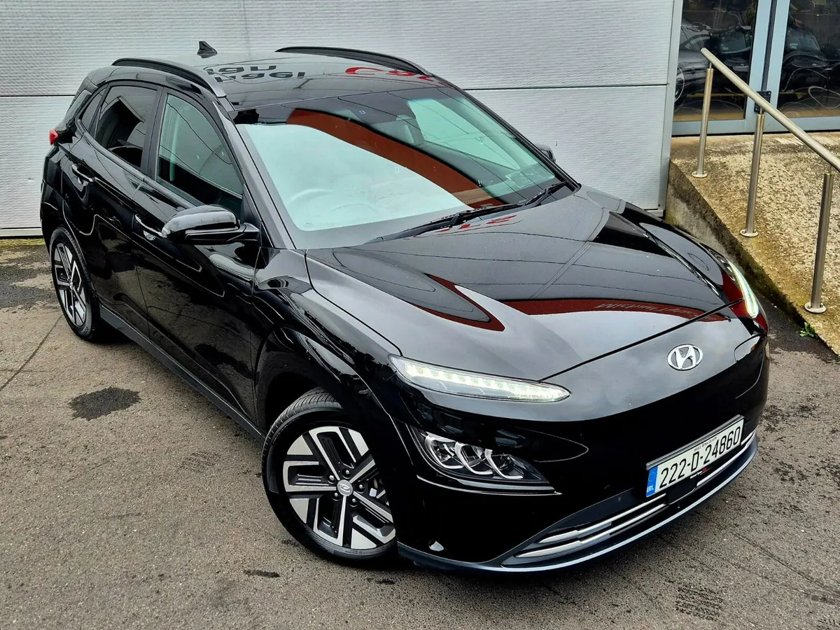 2022 Hyundai Kona Ultimate, Sunroof, Leather - Image 3