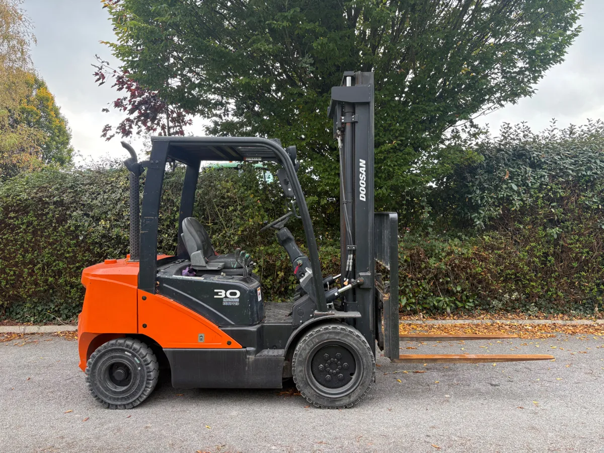2018 DOOSAN  3 ton Forklift Finance Available - Image 3