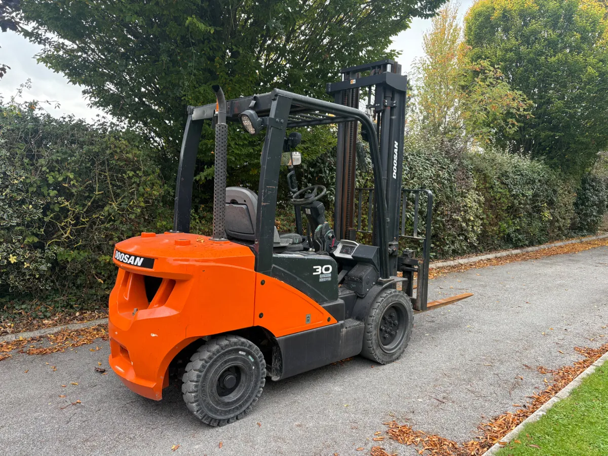 2018 DOOSAN  3 ton Forklift Finance Available - Image 2