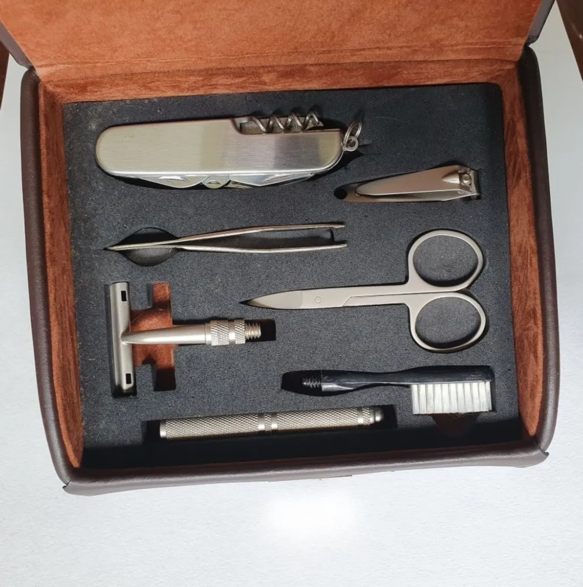 Dulwich Designs mens travel kit - Image 1