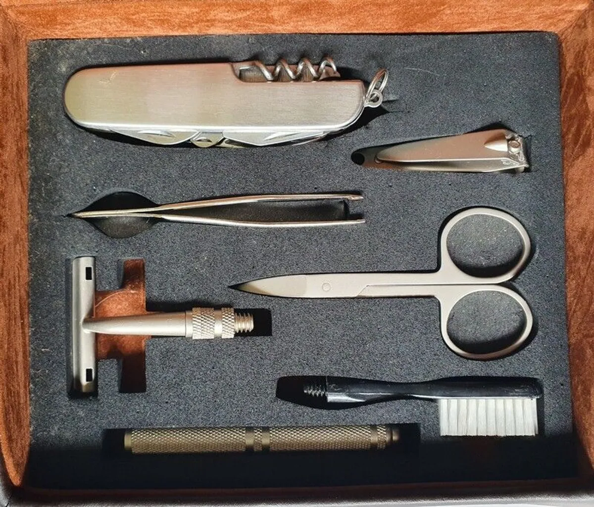 Dulwich Designs mens travel kit - Image 2
