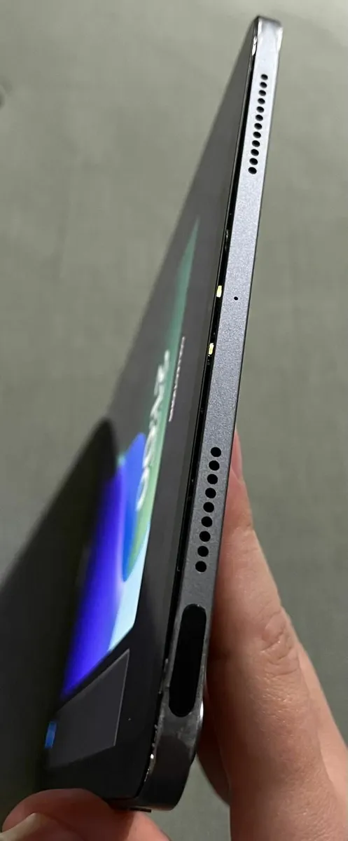 iPad Air 5 (64GB, Wi-Fi)- works well - Image 2