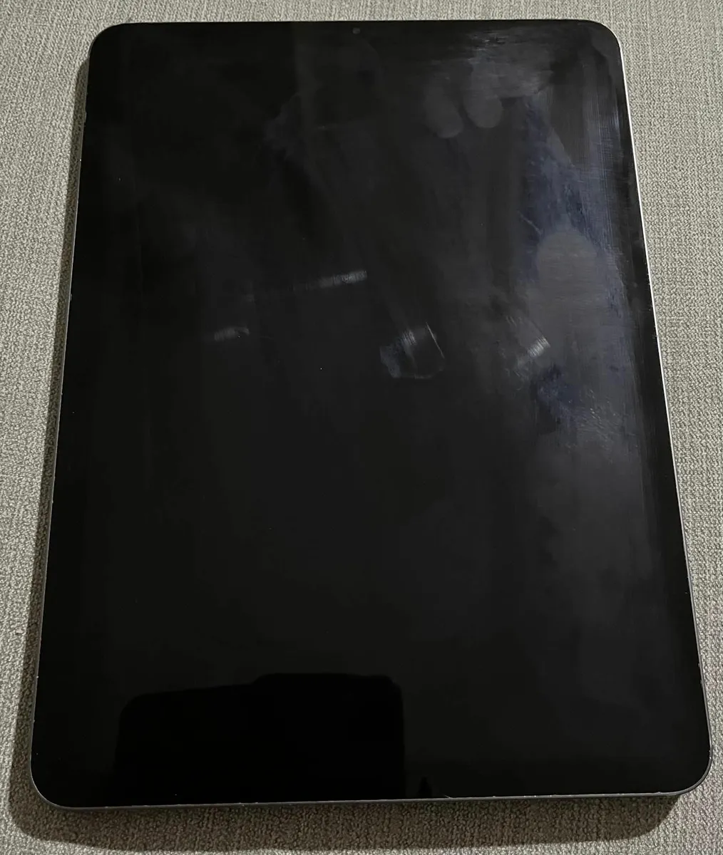 iPad Air 5 (64GB, Wi-Fi)- works well - Image 3