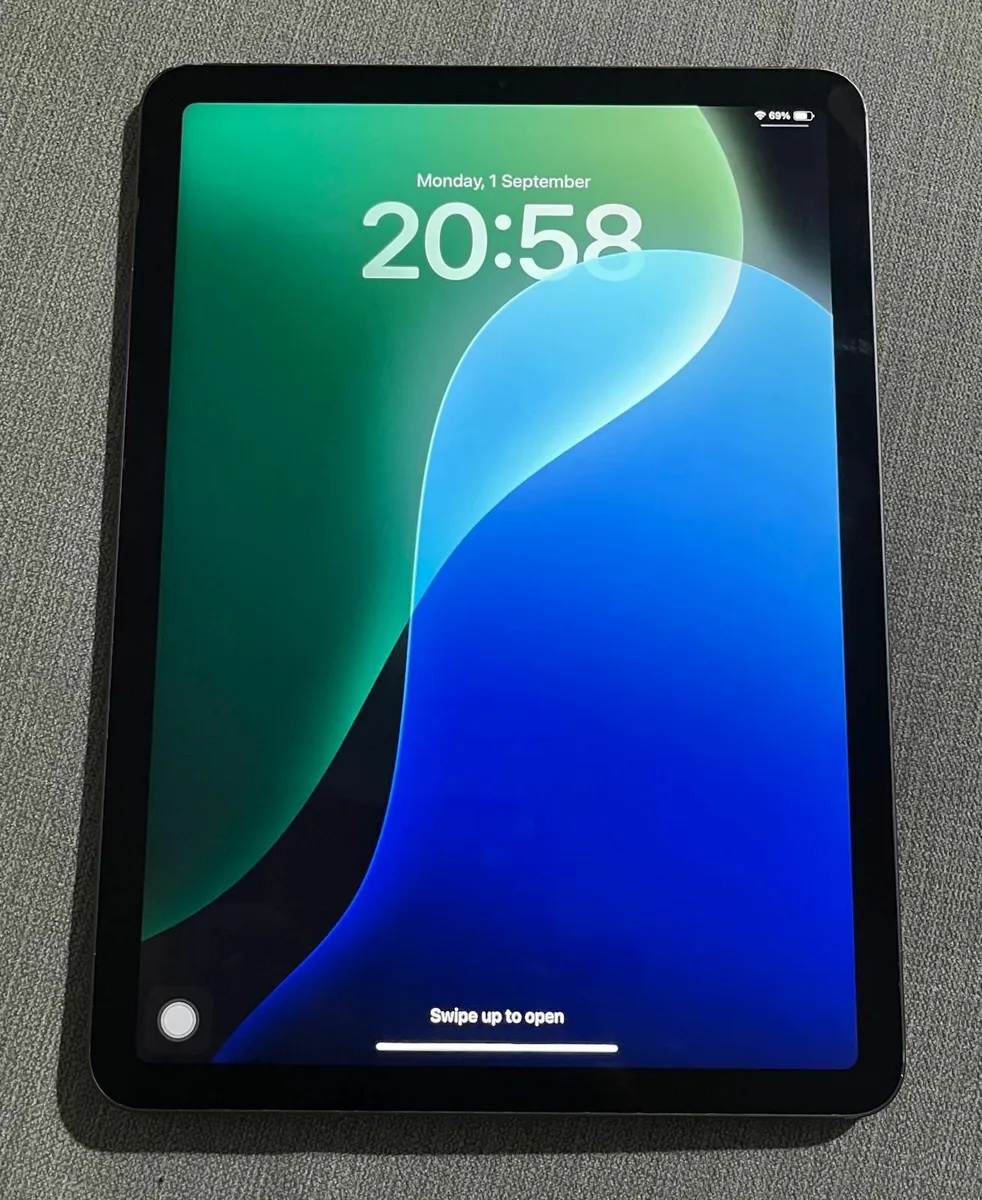 iPad Air 5 (64GB, Wi-Fi)- works well - Image 4