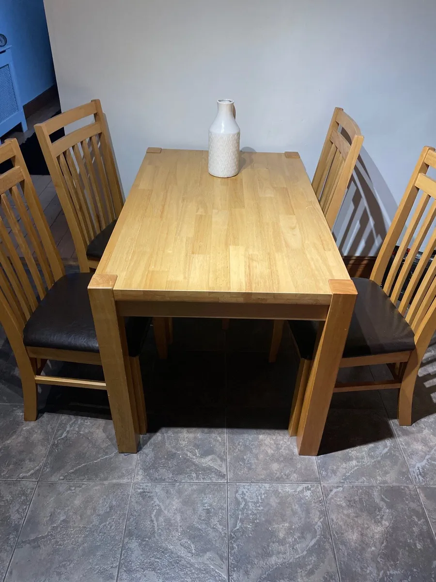 Table and chairs - Image 1