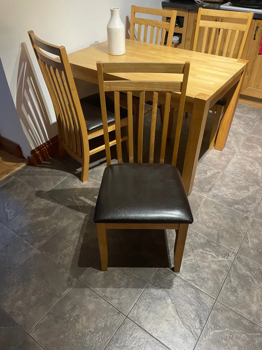 Table and chairs - Image 2