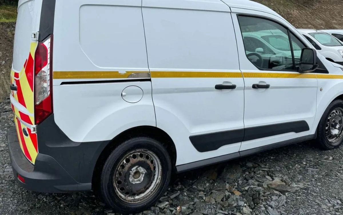 May 2017 Ford Transit Connect 1.5 TDCi 100ps D/Cab - Image 3