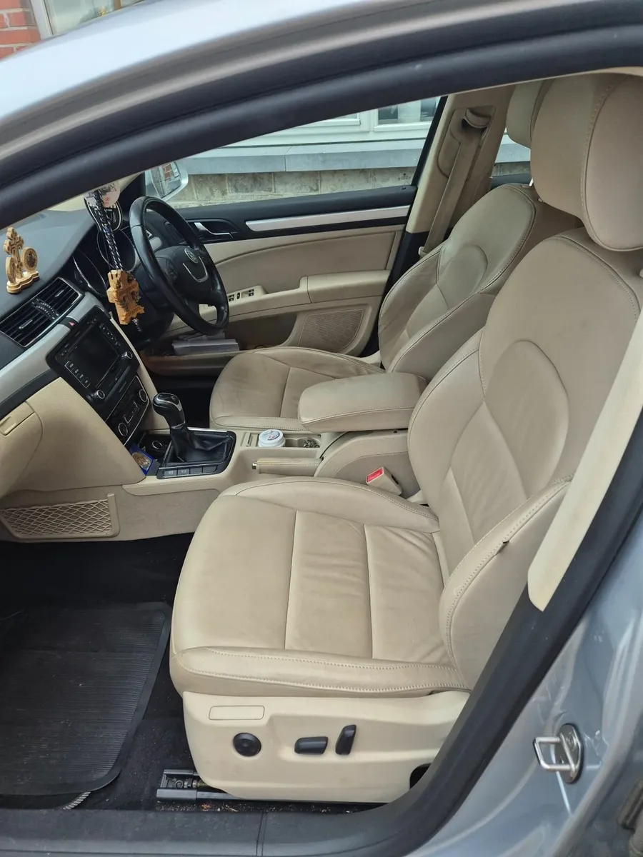 Skoda Superb 2012 - Image 2