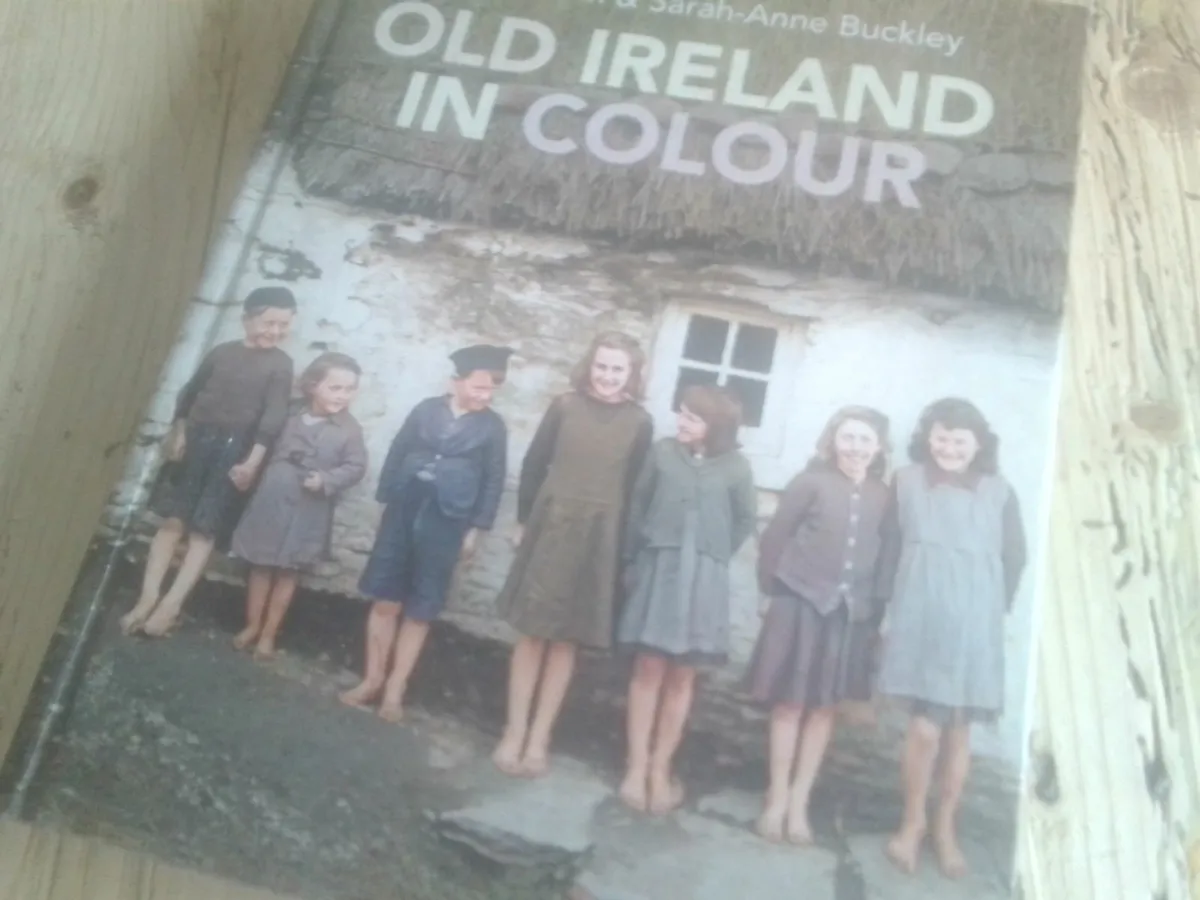 OLD IRELAND IN COLOUR HARDBACK BOOK - Image 1