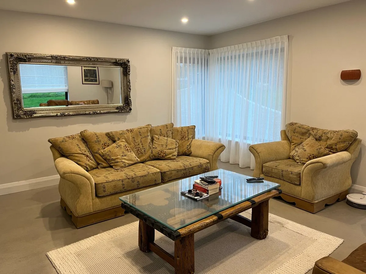 Suite of furniture - Image 1