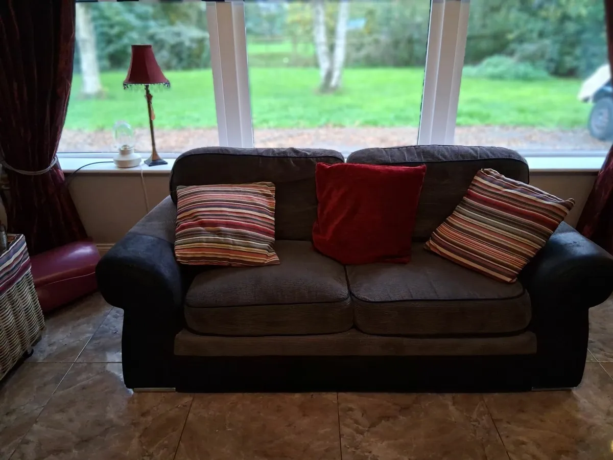 Three Piece Suite - Image 4