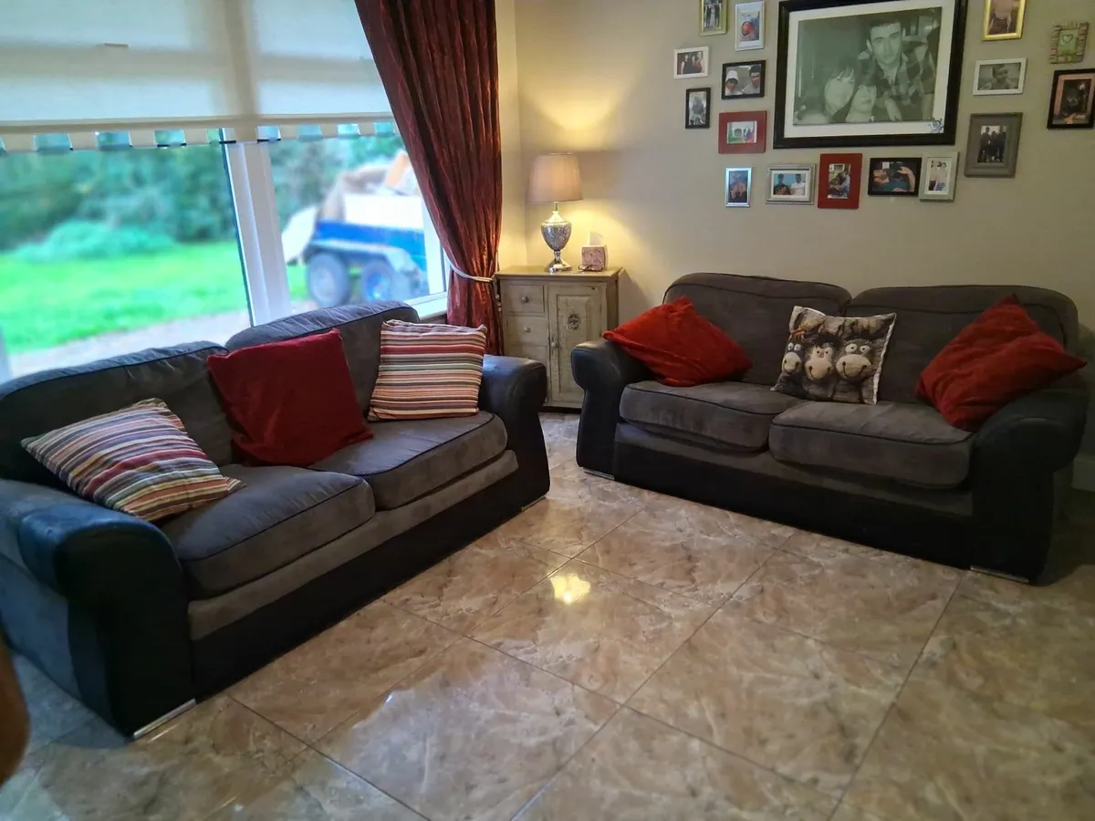Three Piece Suite - Image 2