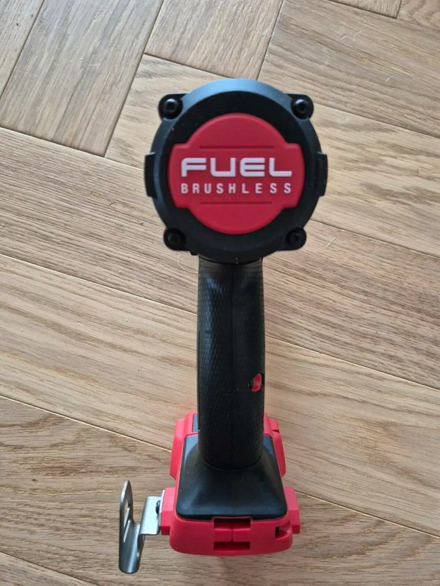 Milwaukee M18 Fuel 1/2' Mid Tourqe Wrench Body - Image 4