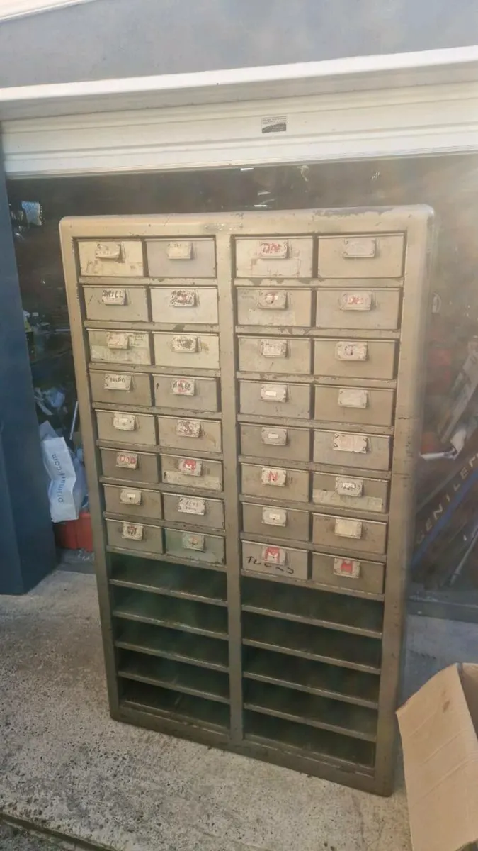 Vintage metal drawer cabnit - Image 1