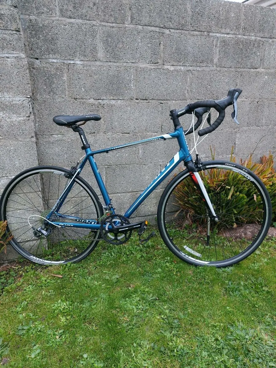 Giant Defy 4 - Shimano Claris Road Bike - Size M/L - Image 1