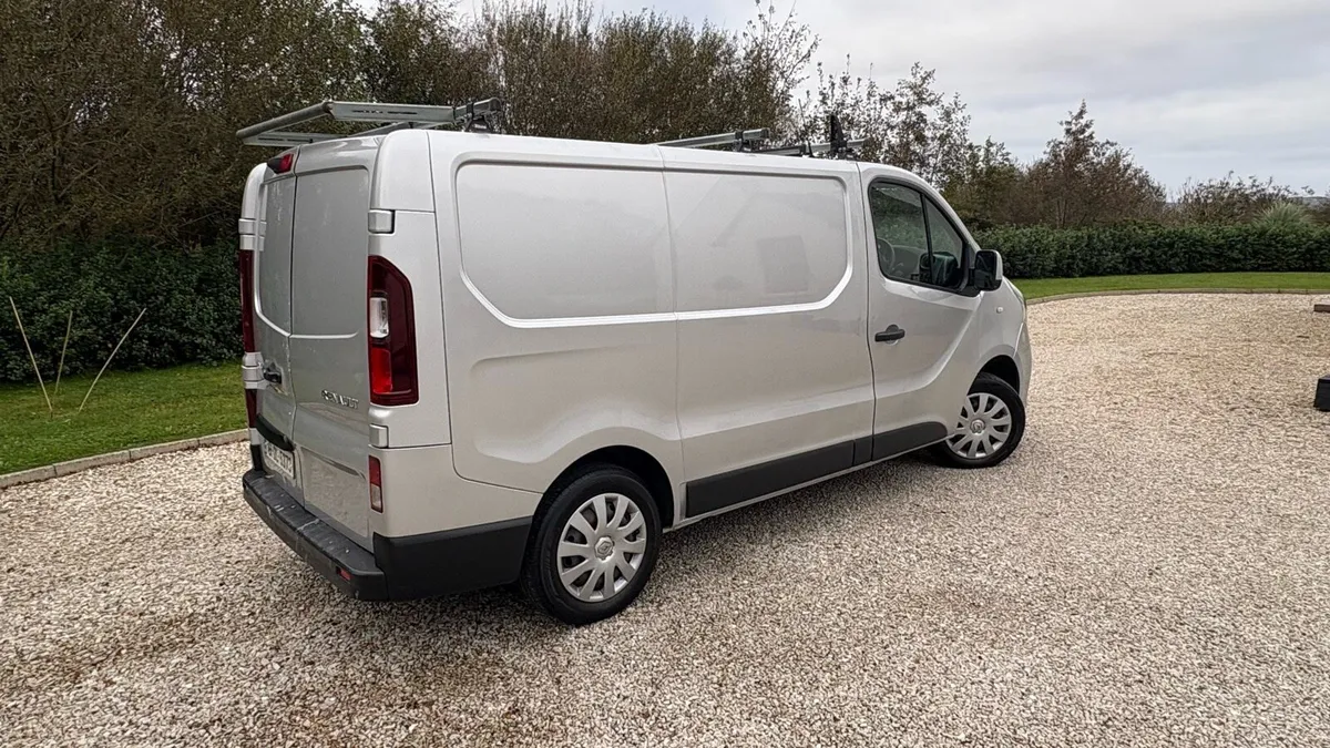 RENAULT TRAFIC van - Image 3