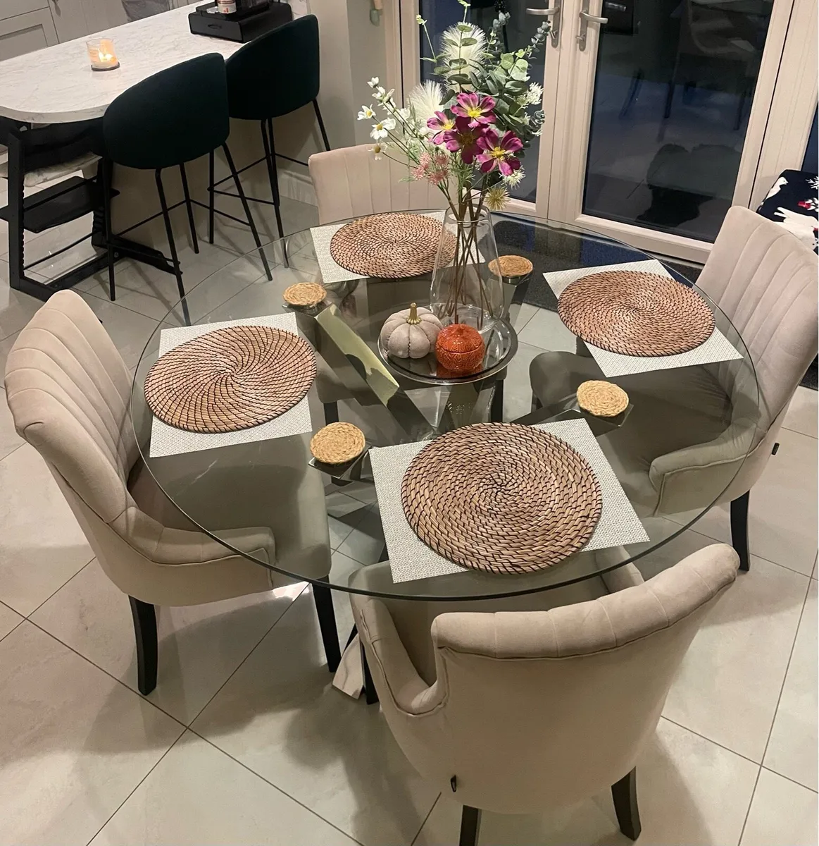 Dining table and chairs - Image 1