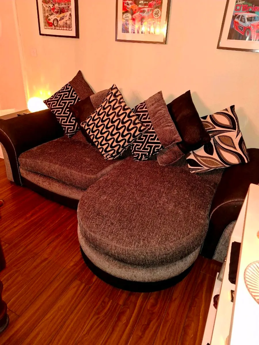 2 seater couch - Image 1