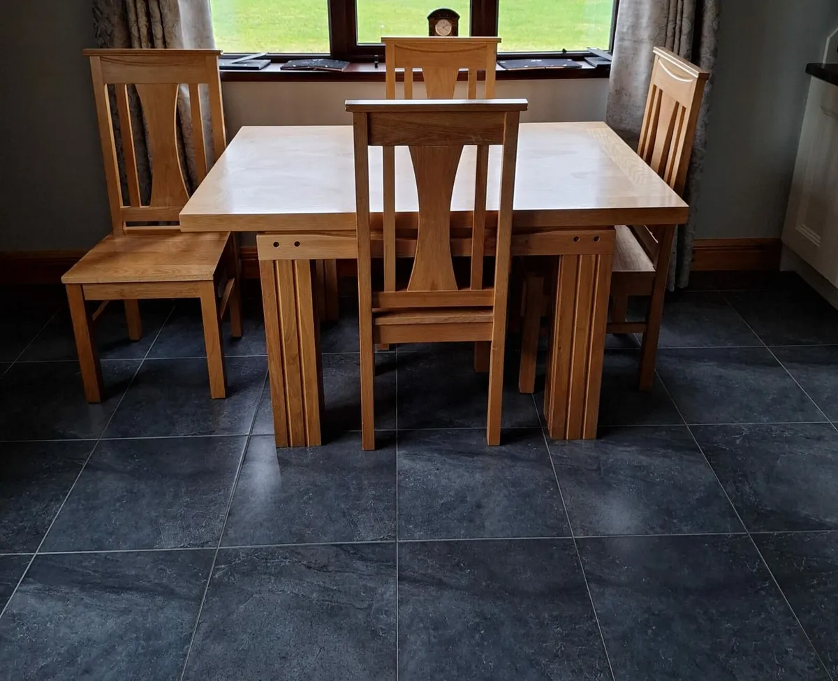 Table and 4 chairs - Image 2