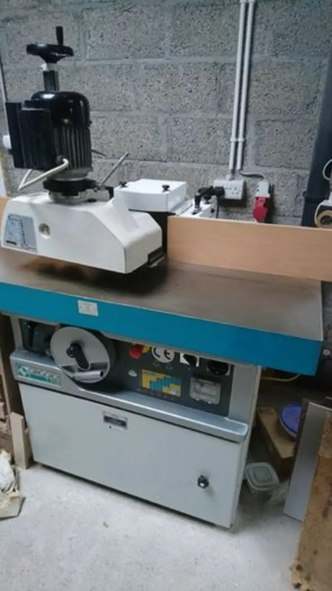 Heavy duty spindle moulder with power feed - Image 1