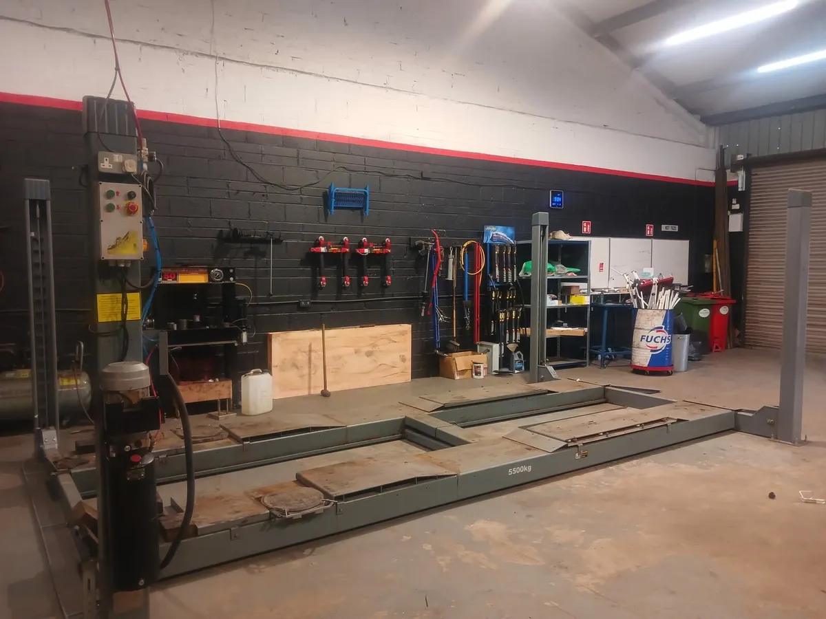 Four post vehicle lift - Image 1