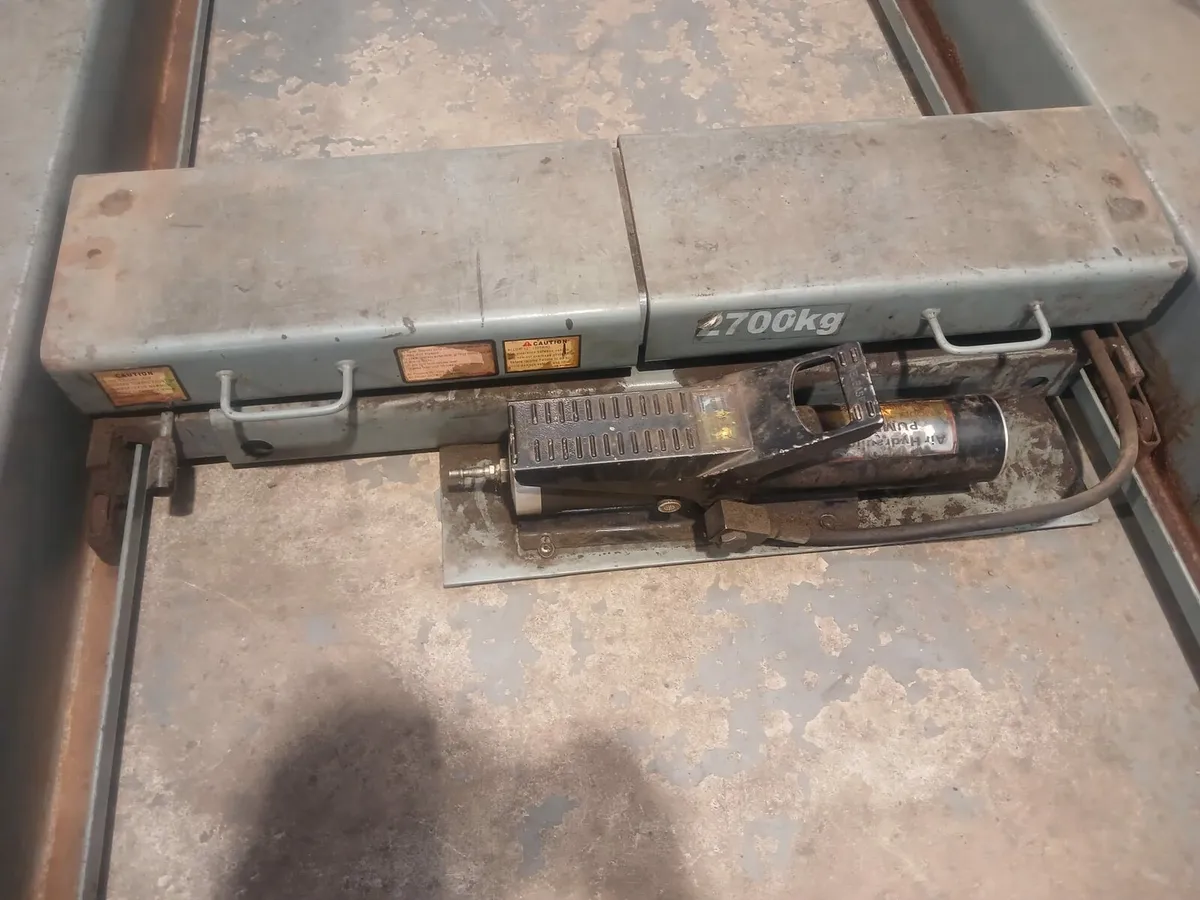 Four post vehicle lift - Image 2