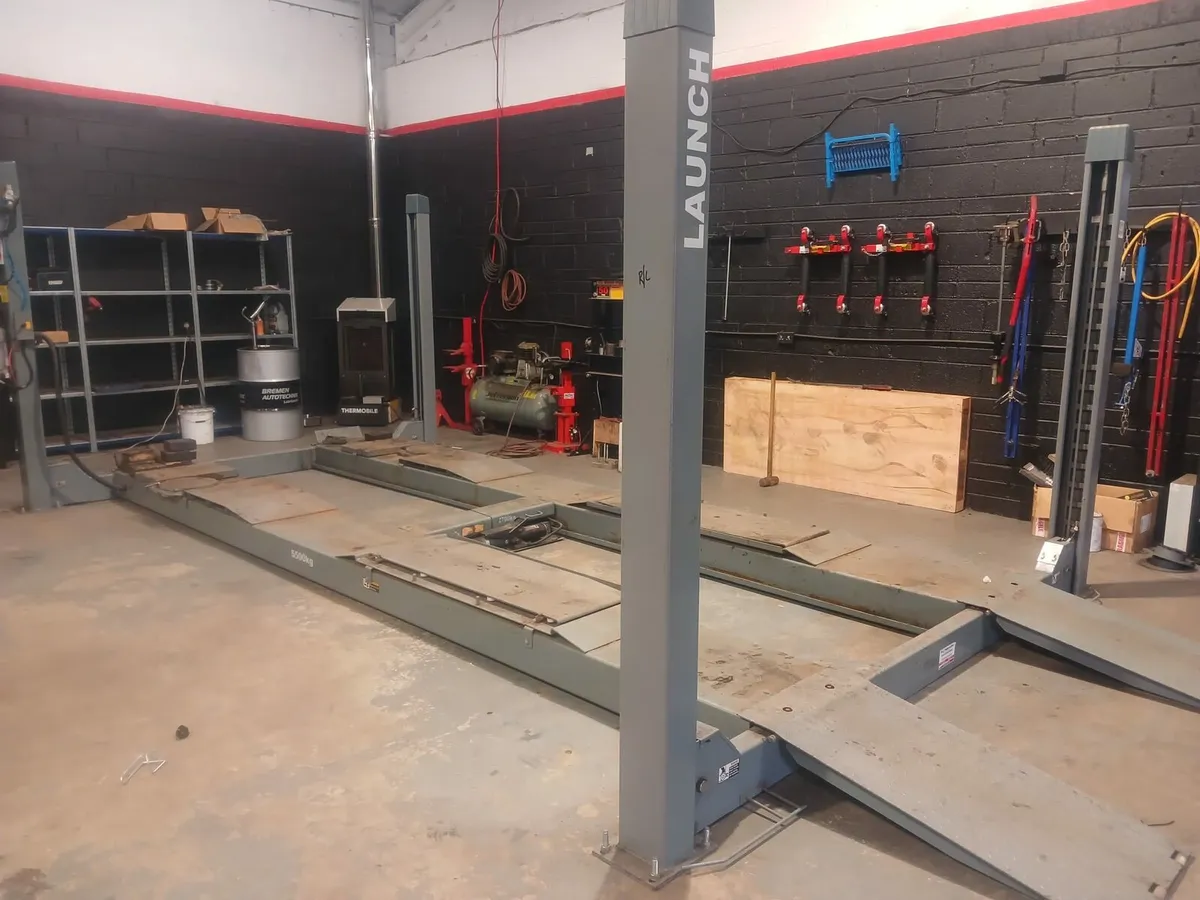 Four post vehicle lift - Image 3
