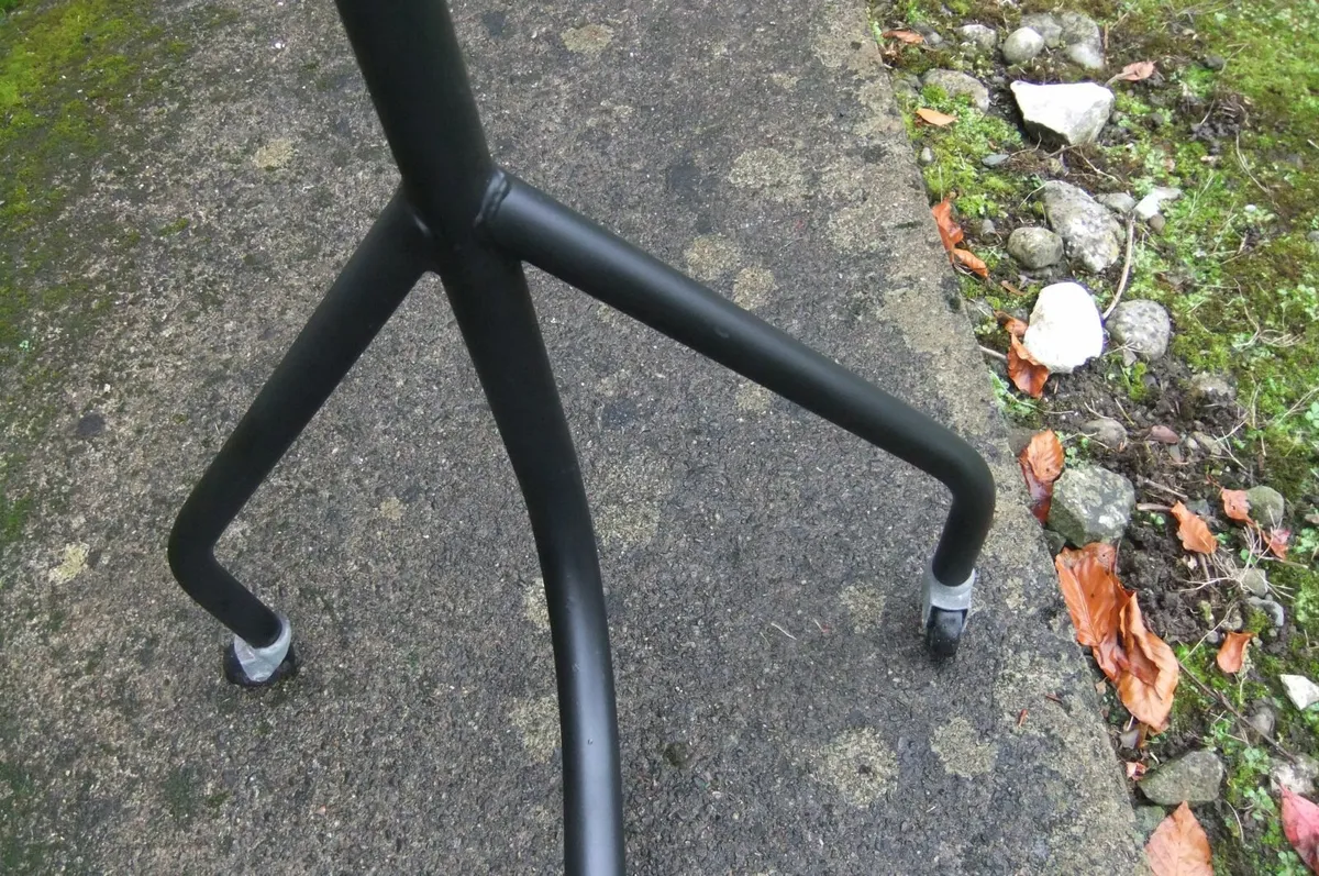 Sturdy Metal Clothes Rail x 3. - Image 3