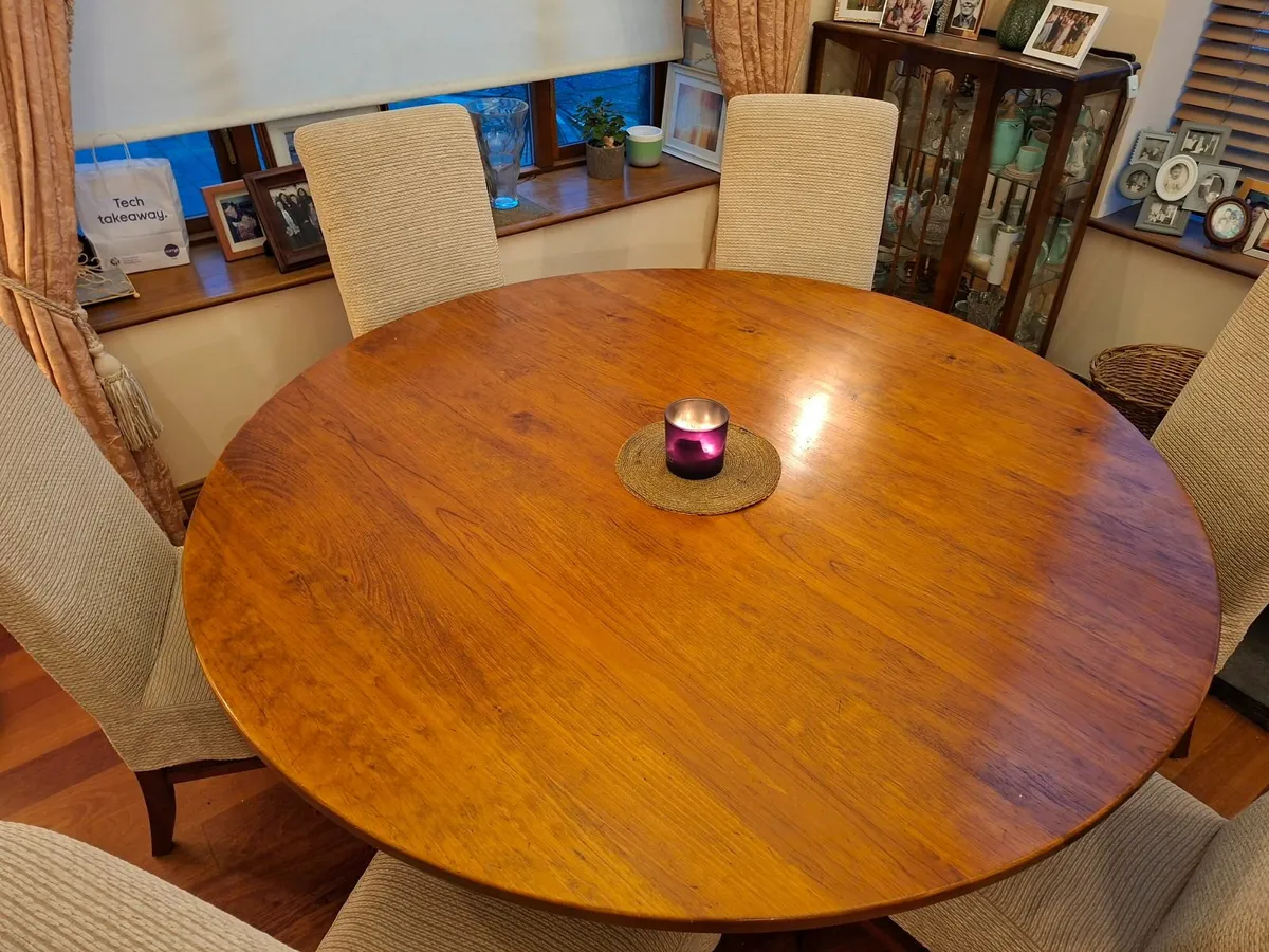 Large circular dining table & 6 chairs - Image 1