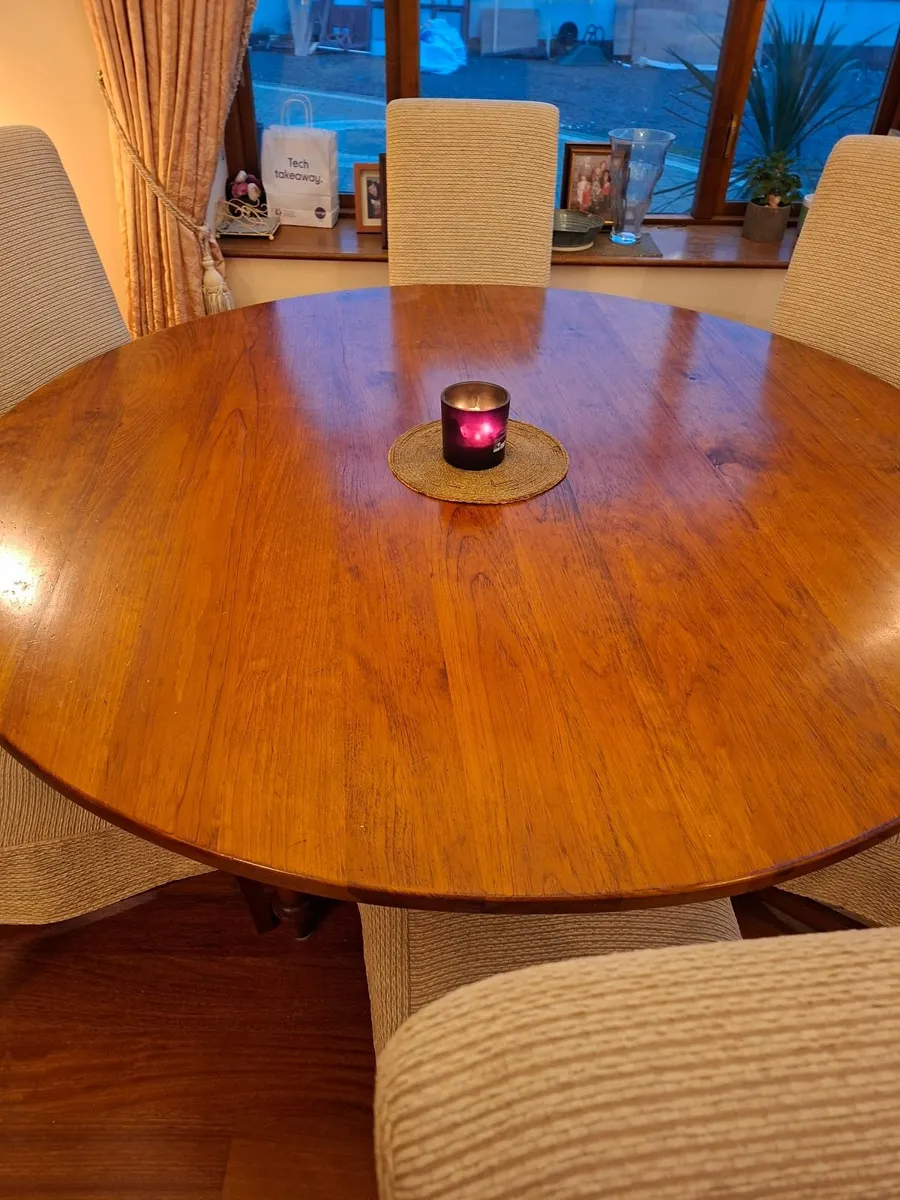 Large circular dining table & 6 chairs - Image 3