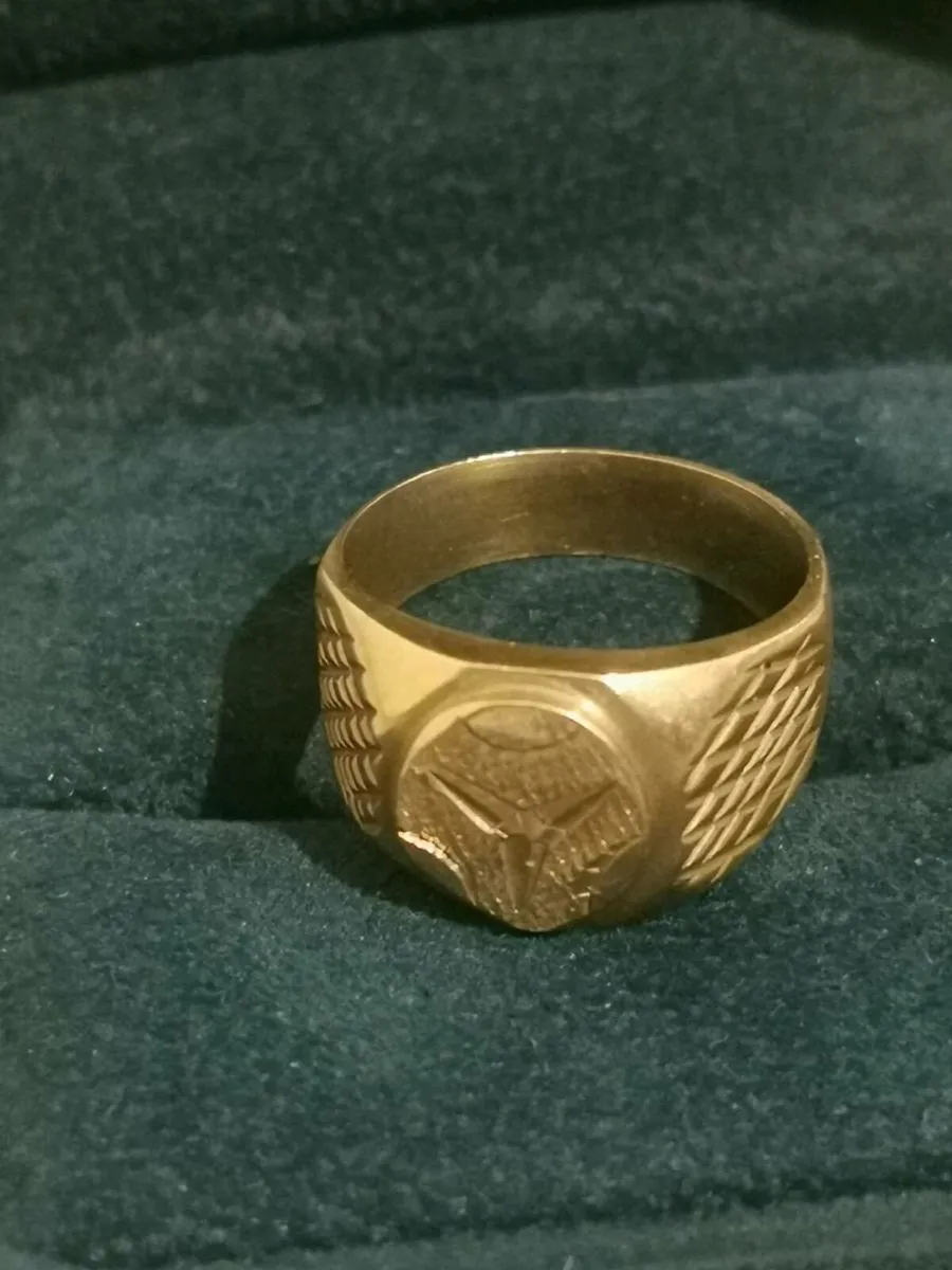 Man's gold ring - Image 1