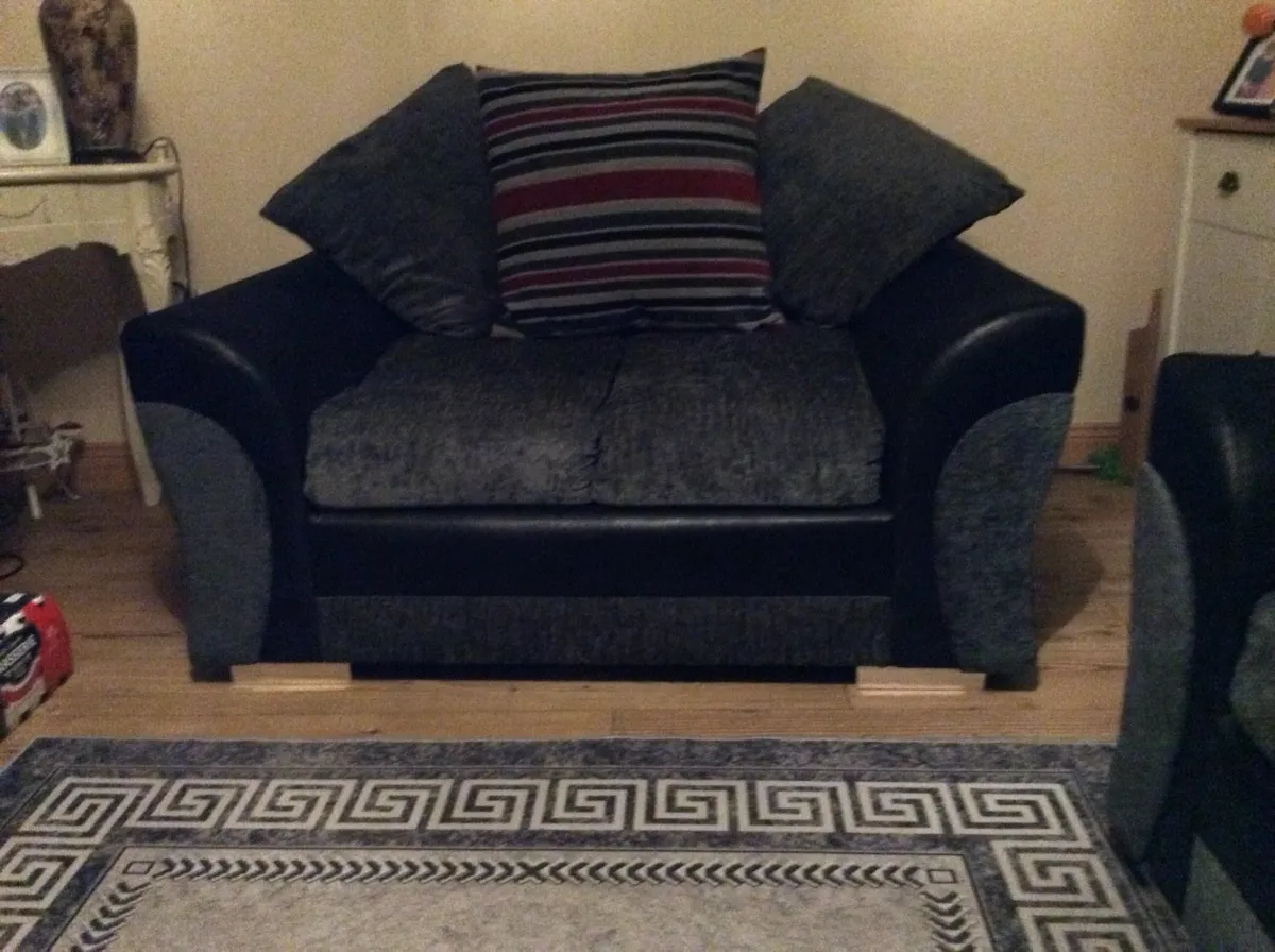 One and two seater couch,s in great condition - Image 1