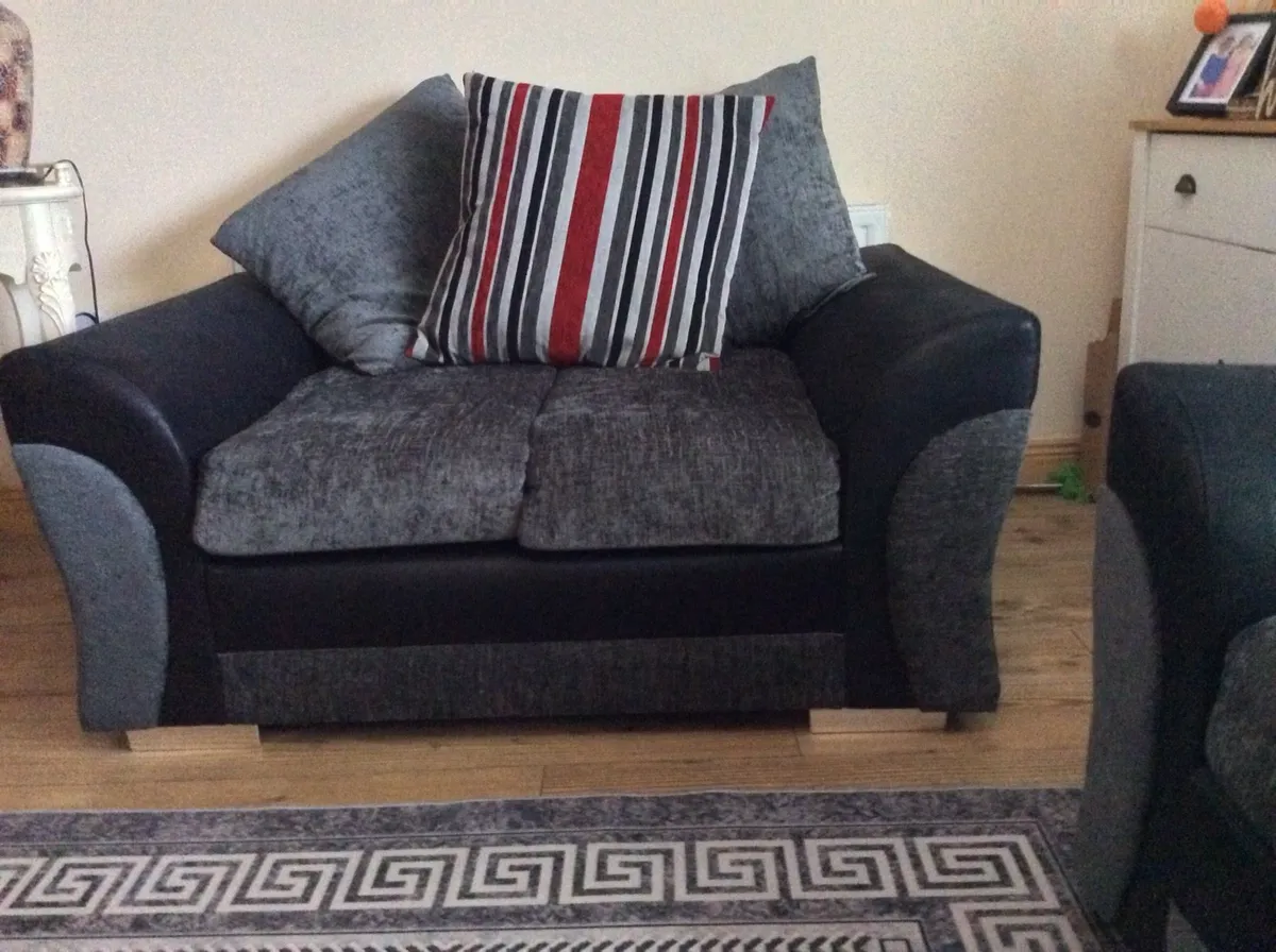 One and two seater couch,s in great condition - Image 2