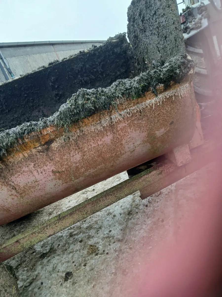 Abbey muck spreader