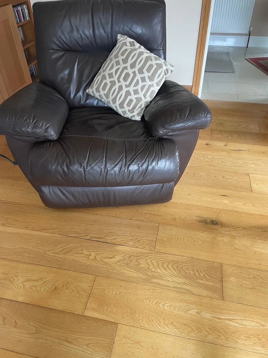 Brown leather suite : 3 seater, 2 seater and armch - Image 3