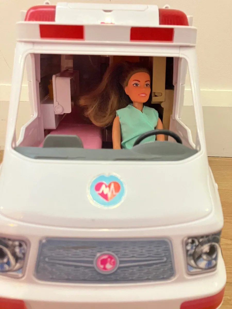 Barbie Ambulance and Hospital - Image 4