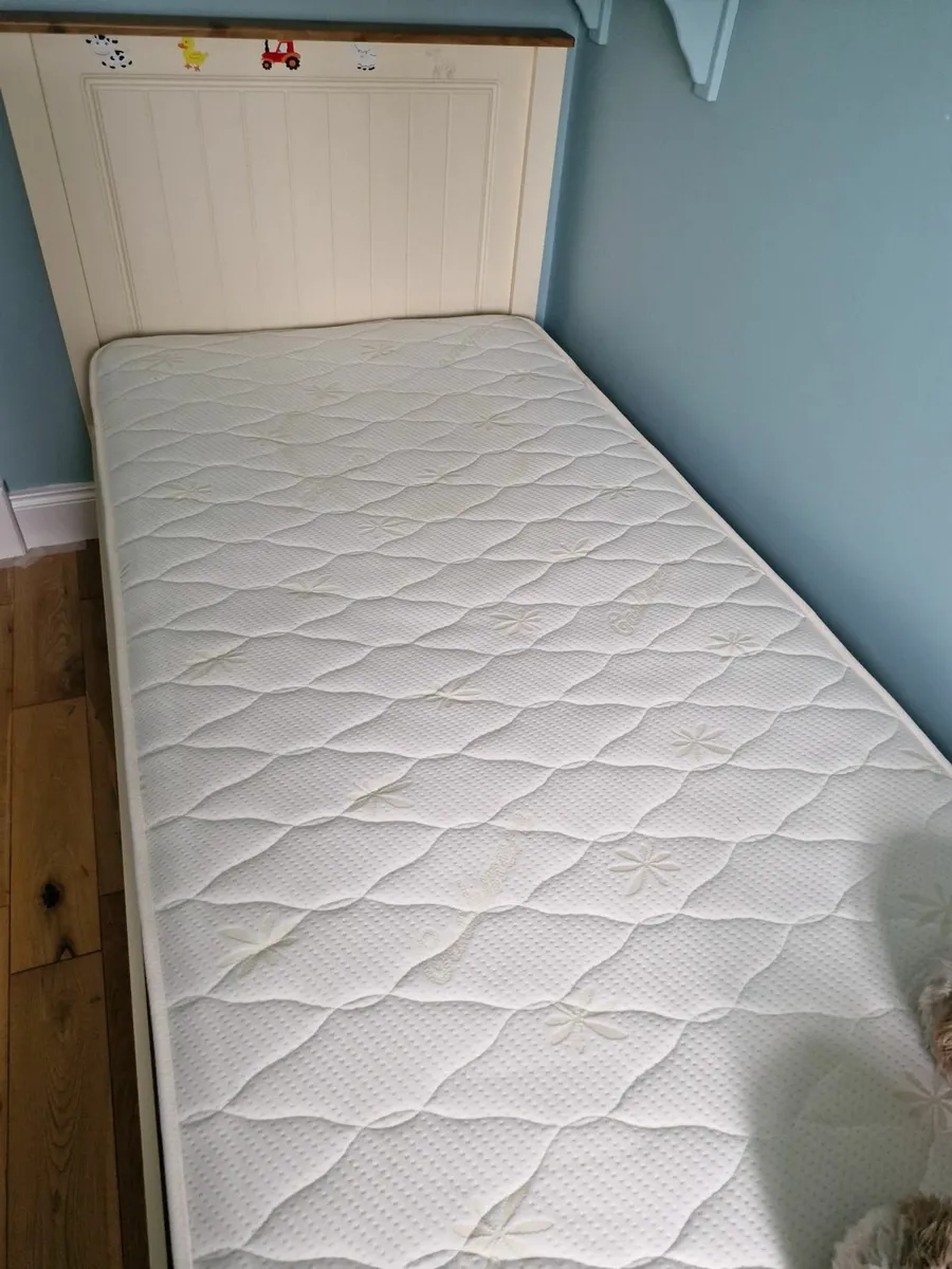 Single bed - Image 1