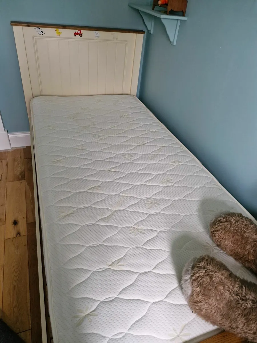 Single bed - Image 2