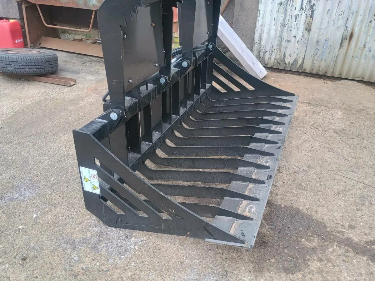 New unused Stone bucket/ stone grab or wood grab - Image 1