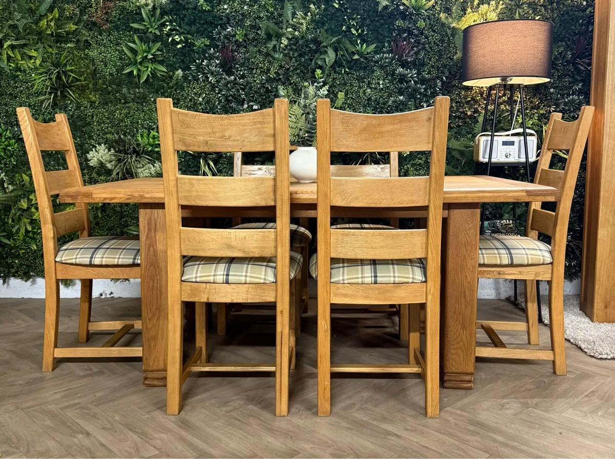 Extending oak kitchen table & 6 chairs/dining set - Image 1