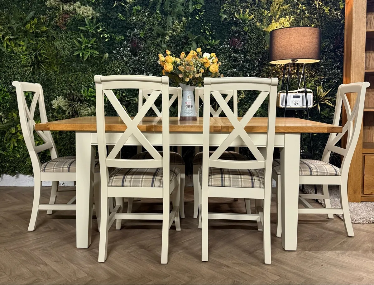 Extending oak kitchen table & 6 chairs - Image 1