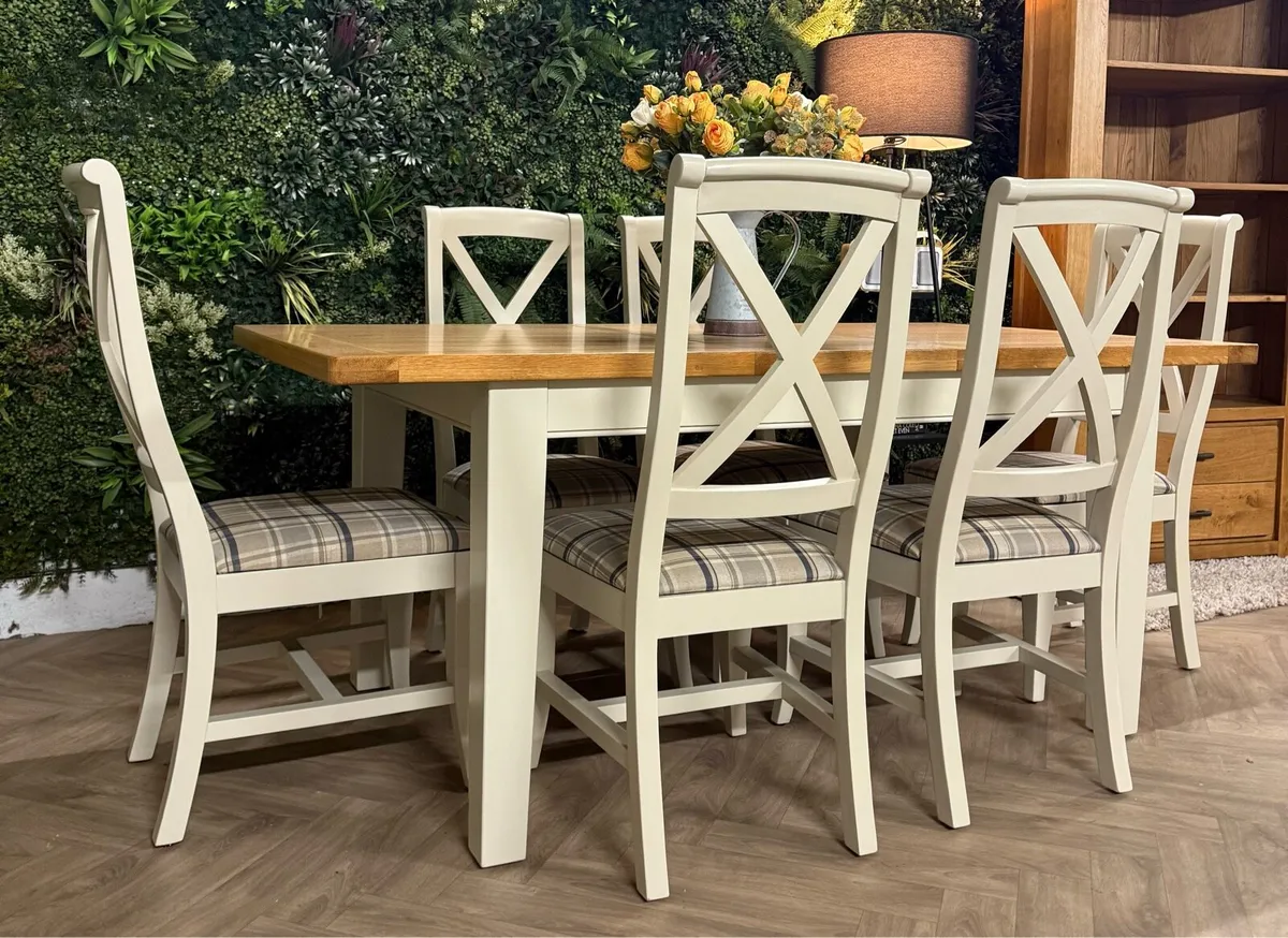 Extending oak kitchen table & 6 chairs - Image 2