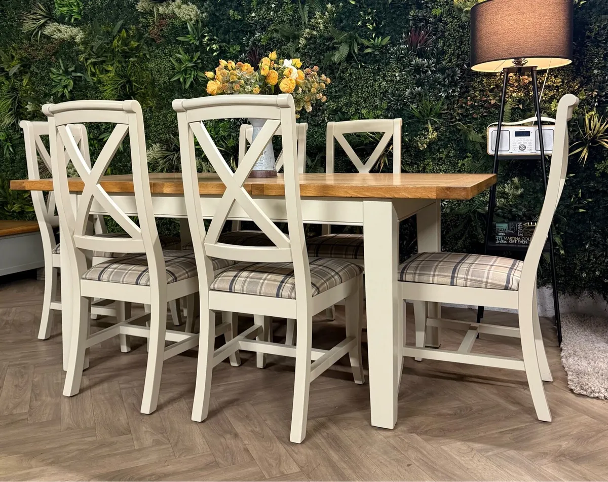 Extending oak kitchen table & 6 chairs - Image 3