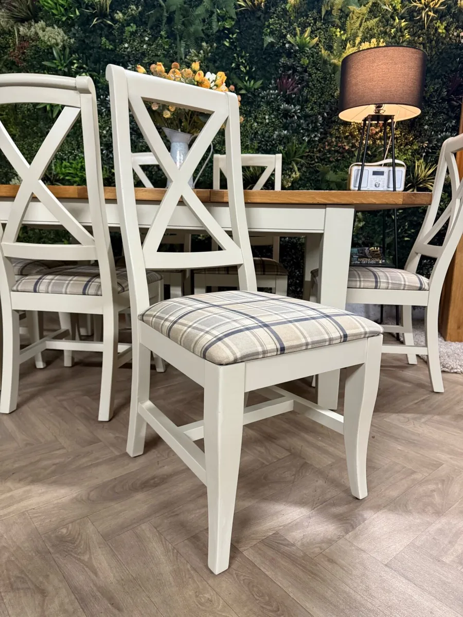 Extending oak kitchen table & 6 chairs - Image 4
