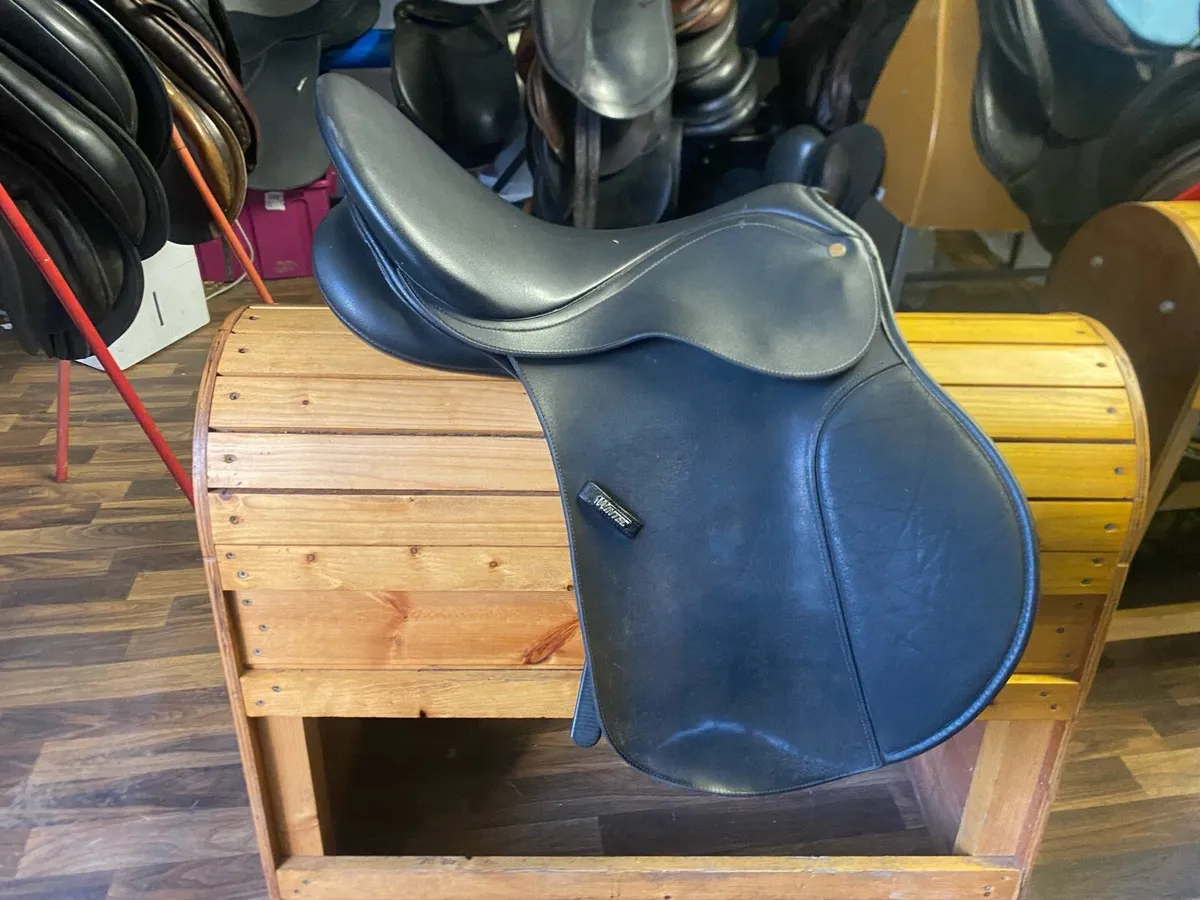 Wintec 16” adjustable saddle currently x wide - Image 2
