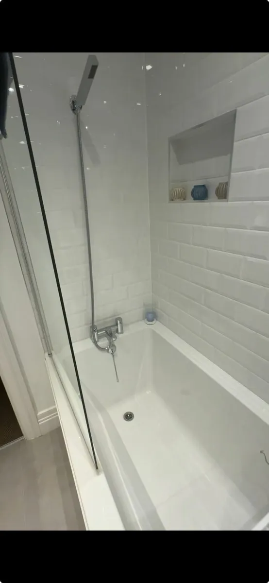 Bathroom suite - Image 2
