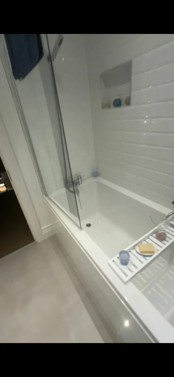 Bathroom suite - Image 4