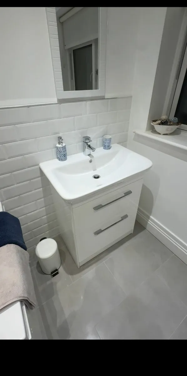 Bathroom suite - Image 1