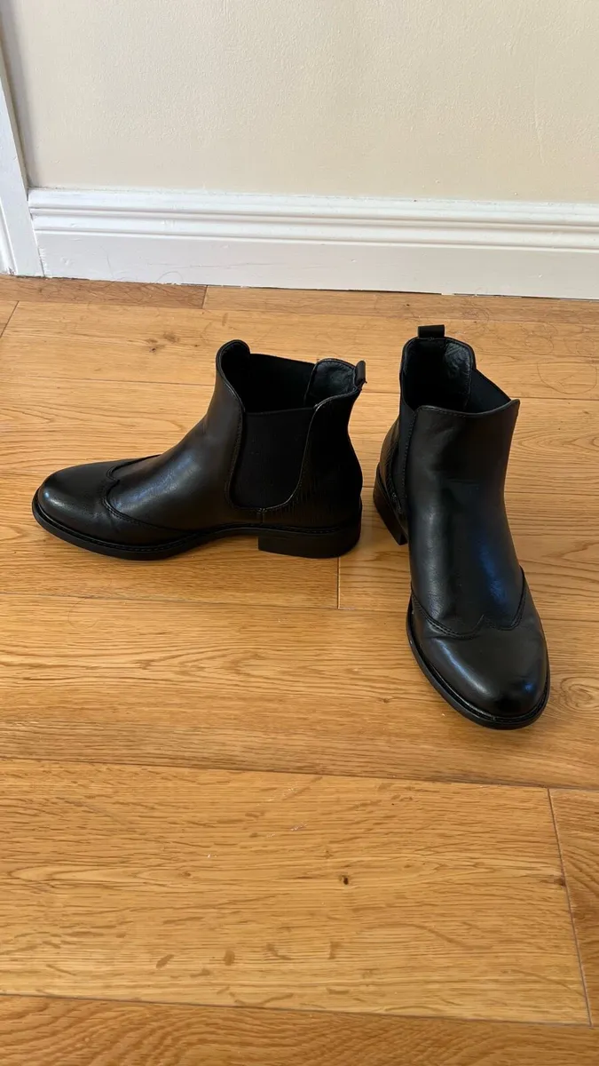 Black leather ankle boots - Image 3